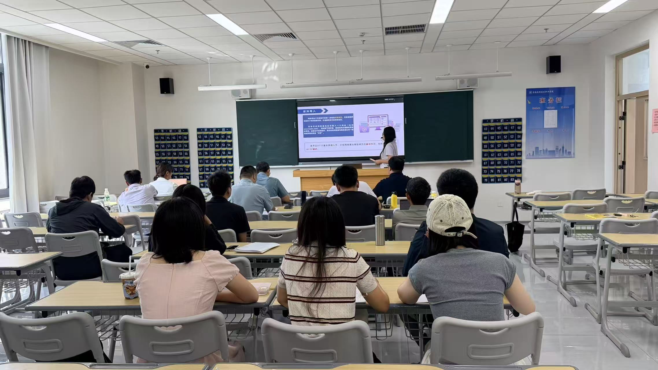 电子信息学院开展听评课教研活动